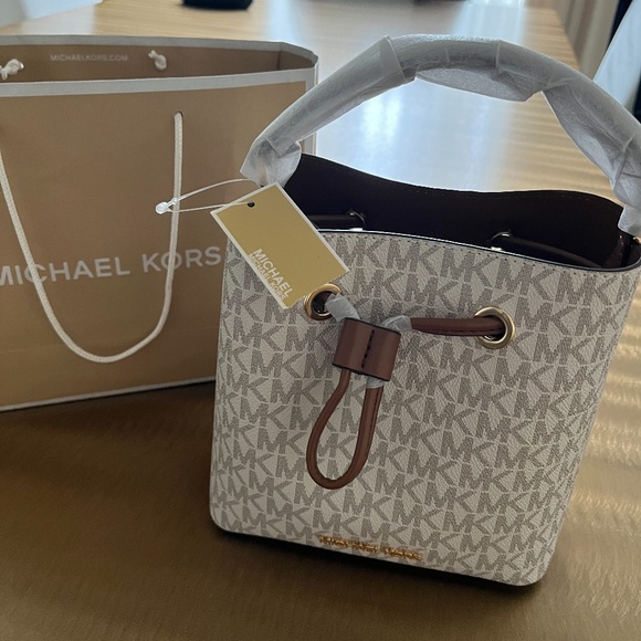 Michael Kors Handbags - NWT Micheal Kors Bucket Bag Handbag